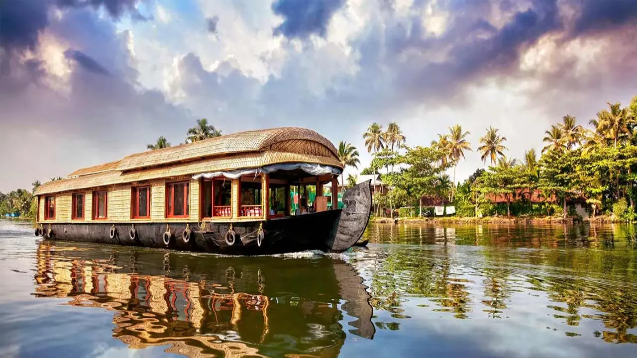 https://www.traveljunky.in/blog_images/OTY%3D/Alleppy%20Kerala.webp?utm_source=chatgpt.com